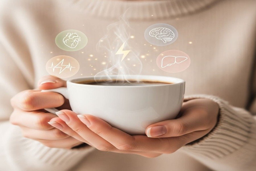 Mão segurando xícara de café com símbolos sutis de saúde flutuando ao redor, em fundo quente e acolhedor.