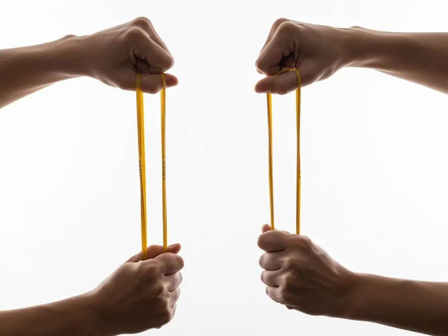 Comparação visual de elástico frouxo (após alongamento estático) e elástico tenso (pronto para ação).”