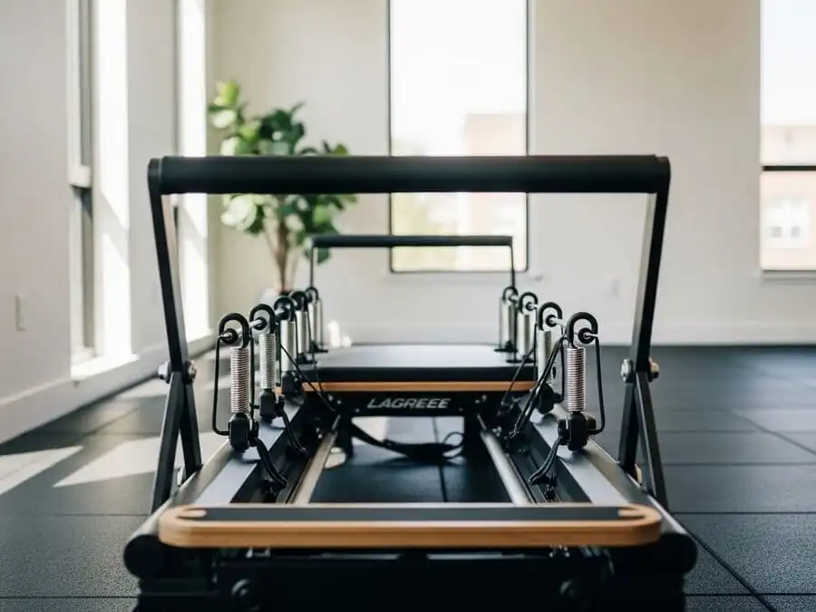 Megaformer em estúdio Lagree moderno e iluminado, luz natural destacando molas e plataformas, simbolizando o treino intenso e controlado.