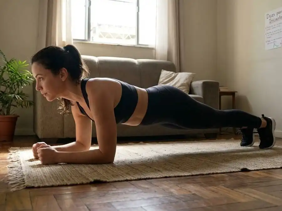 Pessoa executando agachamento ou prancha com técnica correta em casa, luz natural, simbolizando calistenia para iniciantes segura.