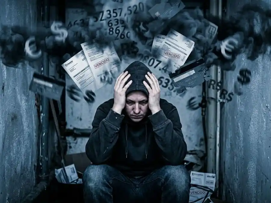 Imagem fotorealista dramática de uma pessoa sobrecarregada, com nuvens escuras de números, contas e símbolos de dívida pairando e pressionando-a, simbolizando o estresse financeiro.