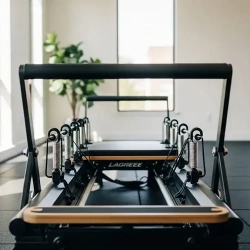 Megaformer em estúdio Lagree moderno e iluminado, luz natural destacando molas e plataformas, simbolizando o treino intenso e controlado.