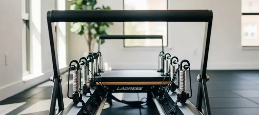 Megaformer em estúdio Lagree moderno e iluminado, luz natural destacando molas e plataformas, simbolizando o treino intenso e controlado.