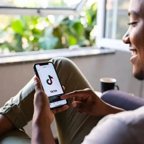 Pessoa relaxada no sofá segurando celular, prestes a fechar o app sem postar, expressão de alívio e autocuidado digital.