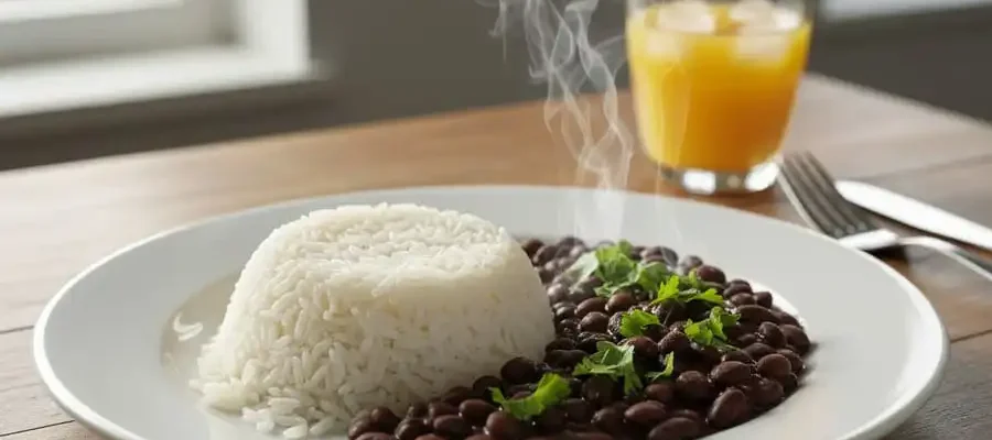 Prato clássico brasileiro fumegante de arroz branco e feijão preto temperado, luz natural de cozinha, simbolizando saúde e tradição.