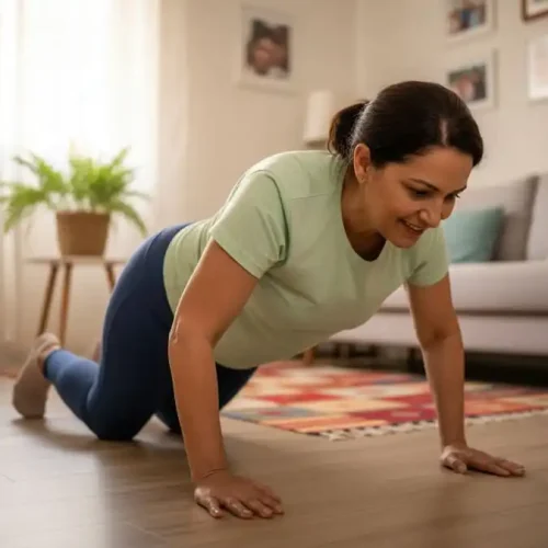 Pessoa iniciando calistenia em casa com flexão de braços apoiada nos joelhos, luz natural, representando treino seguro com peso corporal.