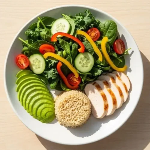 Comece pelo equilíbrio: vegetais, proteínas e carboidratos complexos no mesmo prato.